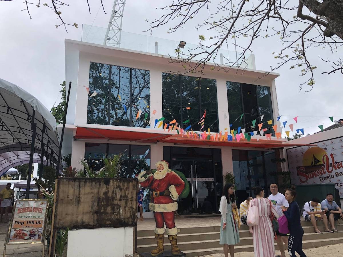 中午我们在这里吃饭，每个人要挂手牌才能够进入