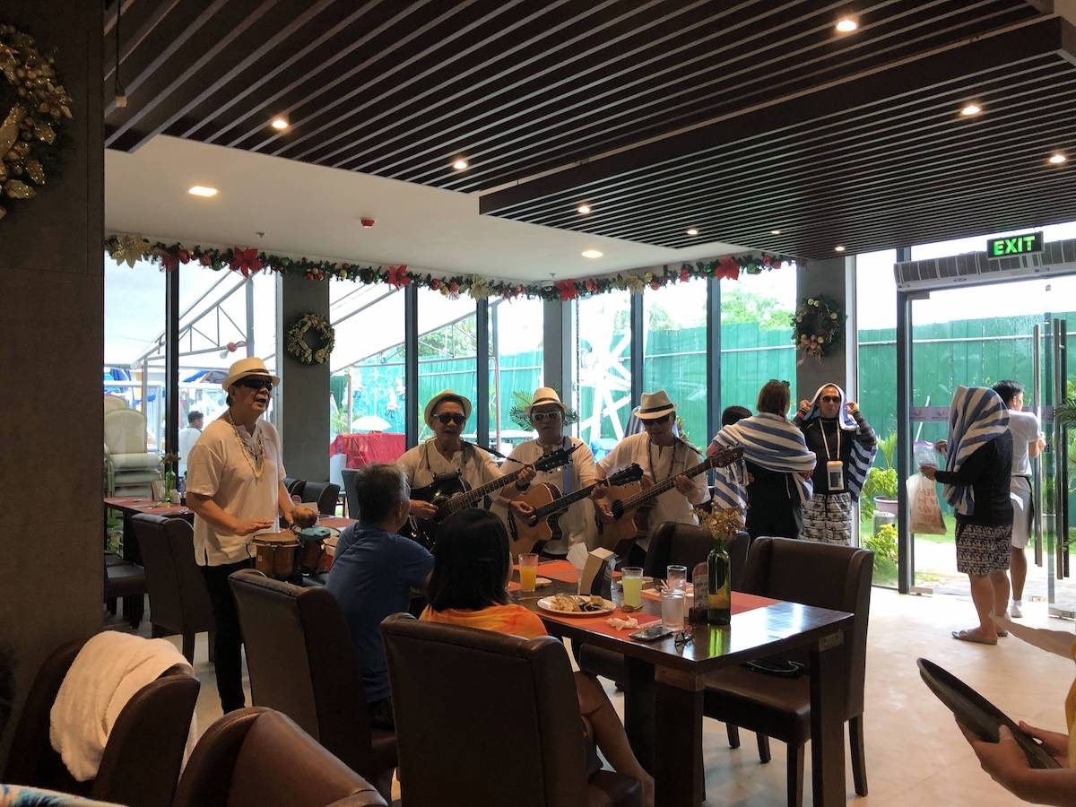 这几个老大爷，略带苍桑的台湾腔，唱的还是很带感，如果要唱『世界第一等』估计会更好，现场他们唱的都是英文歌