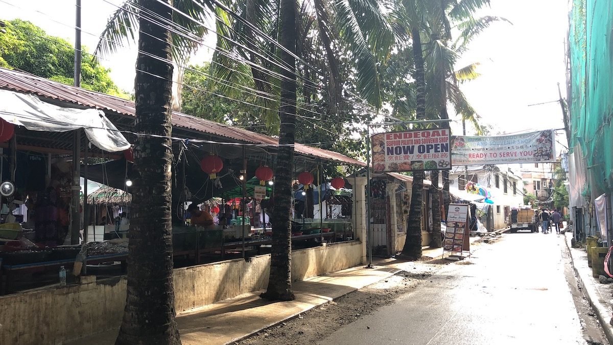 D’Talipapa，听说今年元旦着火了，很多地方都没有开。我去的时候只有2家开的，照片前面的标志就是了