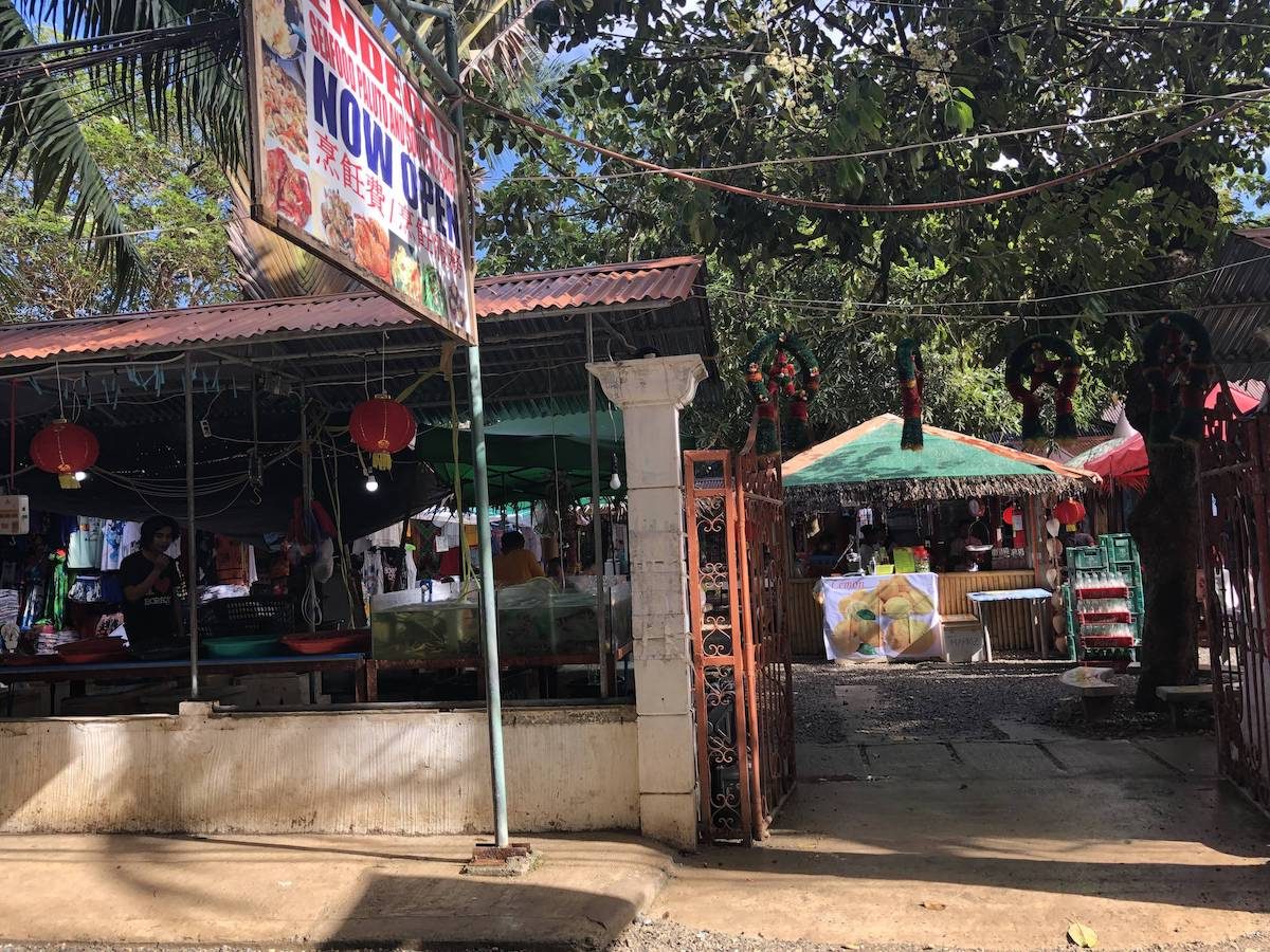 D’Talipapa的正门，左侧就是2家卖海鲜的，也可以在院子里让他们加工，不过做的不咋地，看我后面发的行程，有推荐去的地方也有晒海鲜的照片