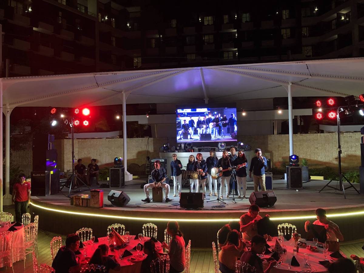 酒店组织的跨年Party，比外面酒吧唱的要好