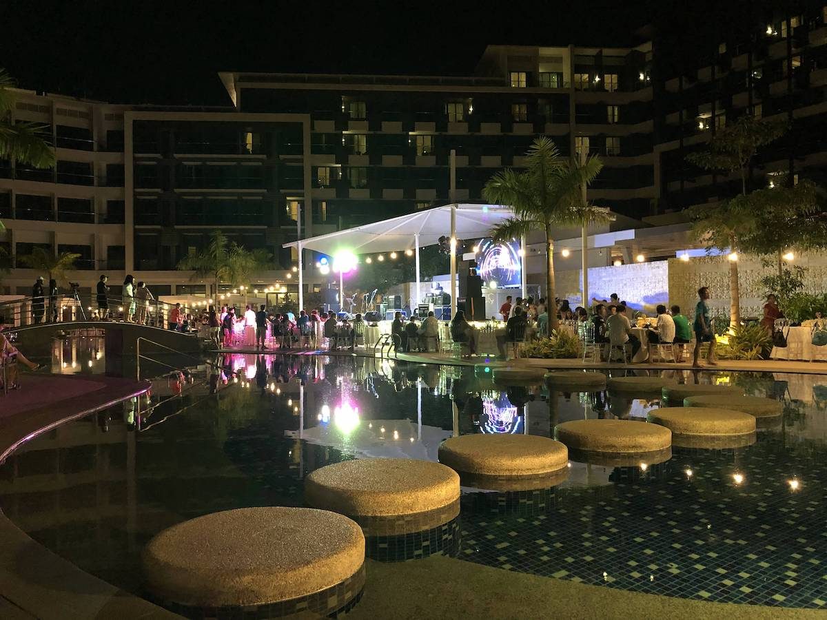 河两边都可以坐人，都坐满了