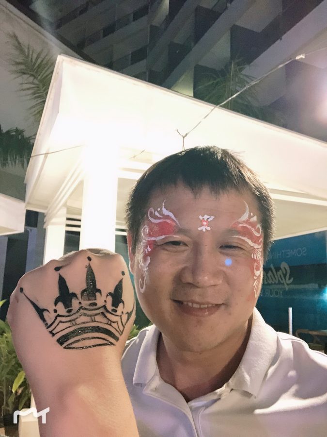 还有免费给画纹身的地方，左面是我的手，右面是朱哥