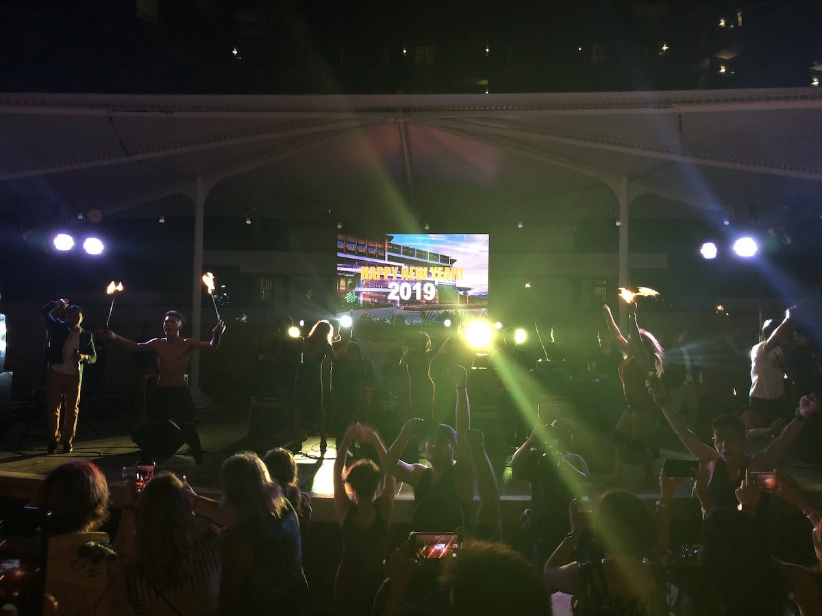 马上要开始倒计时了，表演的节目有很多，还有菲律宾喷火的，要是有菲律宾棍术就好了