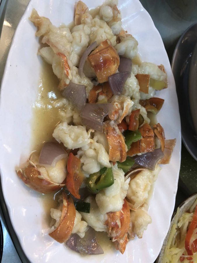 龙虾来了是三吃，姜葱炒，椒盐，做粥。粥做的不错，可能因为福建人做的，很有砂锅粥的感觉。