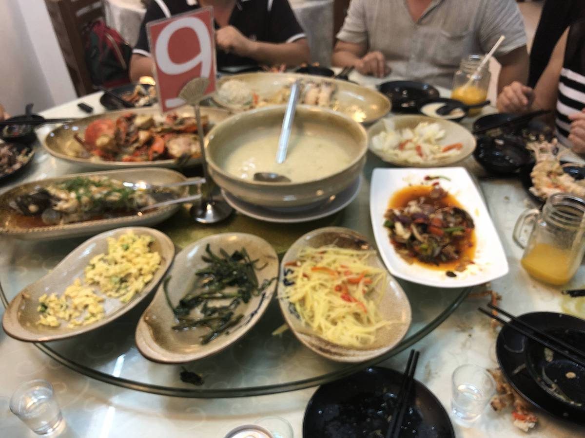 龙虾来了是三吃，姜葱炒，椒盐，做粥。粥做的不错，可能因为福建人做的，很有砂锅粥的感觉。