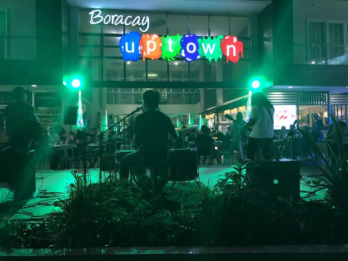 听歌的uptown酒吧