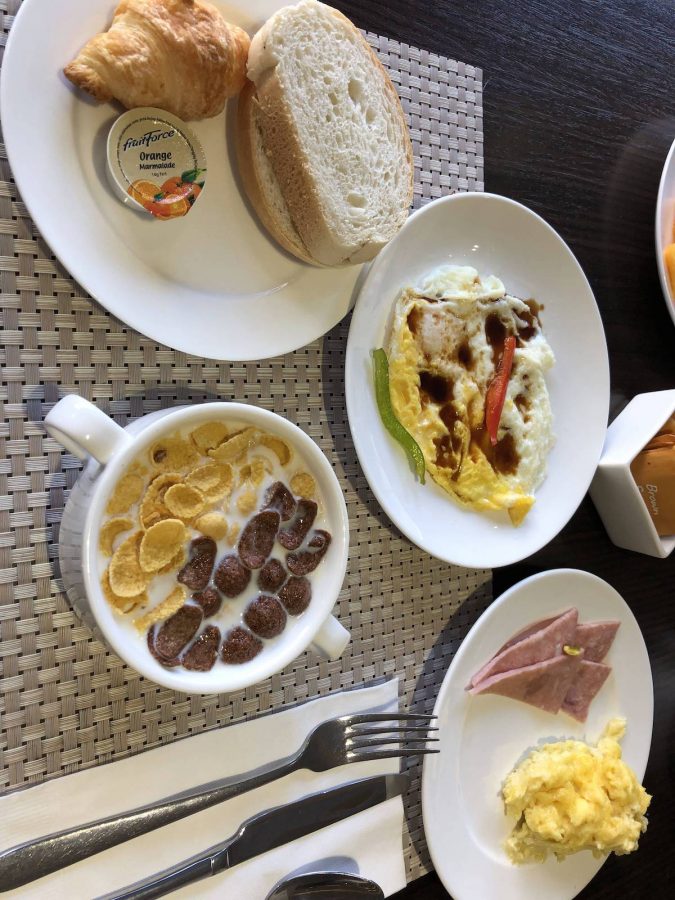 早上八点起来收拾然后去吃早餐，惯例很清淡