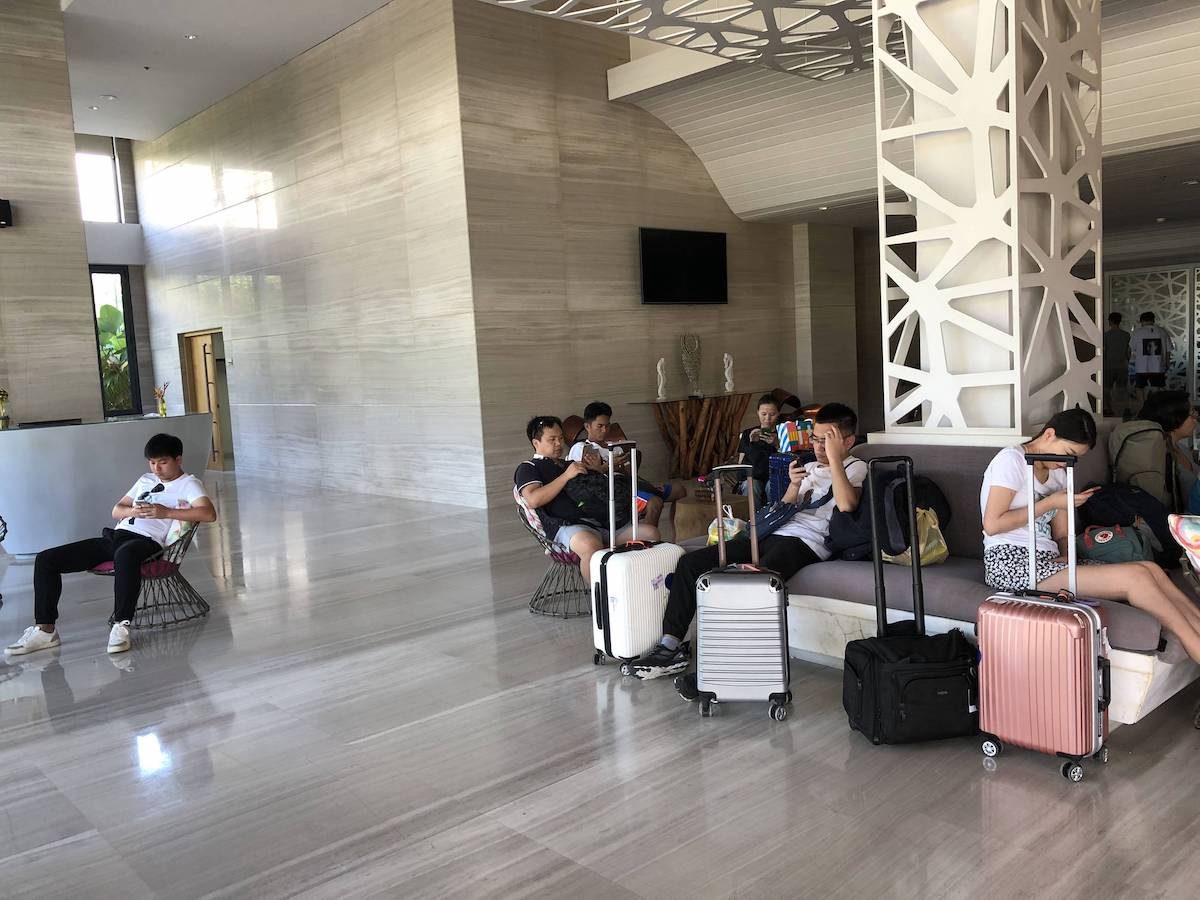 大家都在收拾行李，等待出发