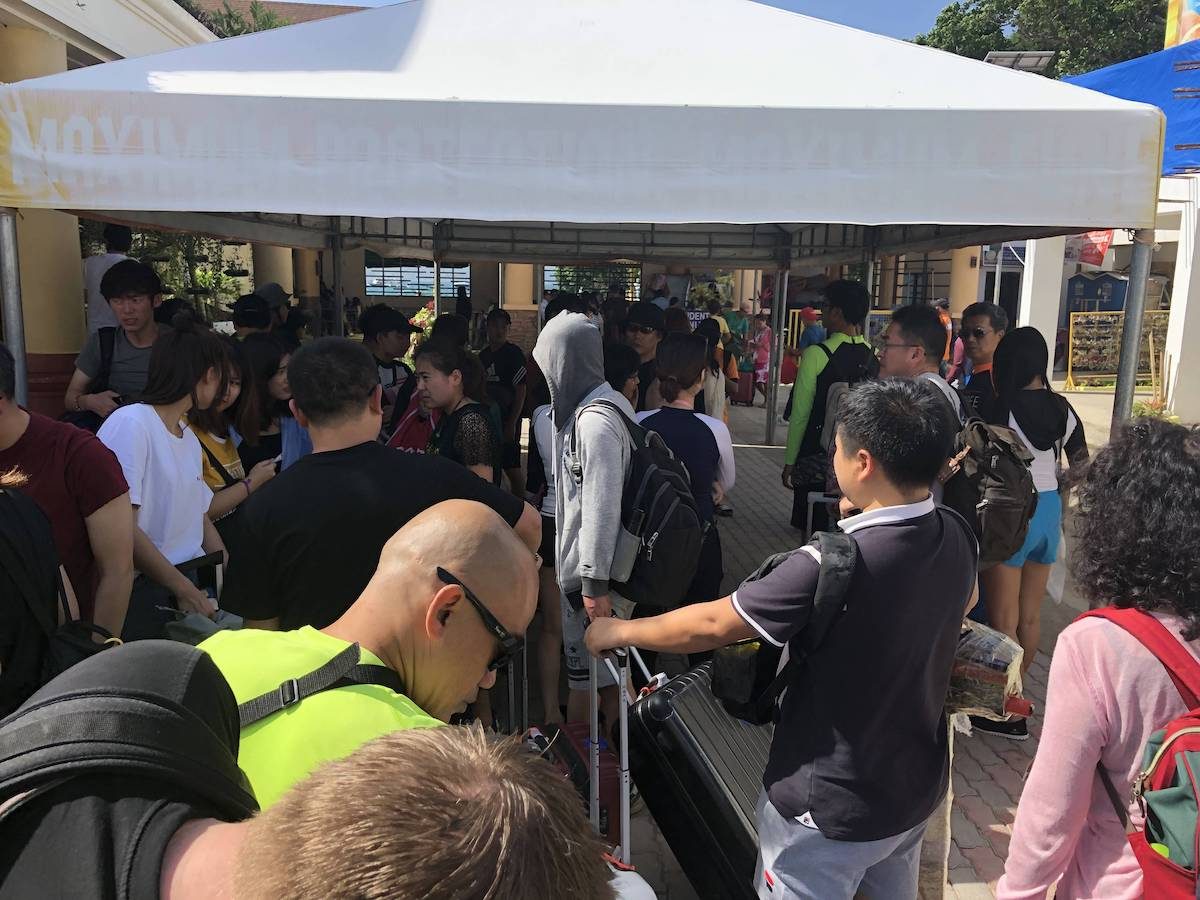 到码头排队的人也非常多