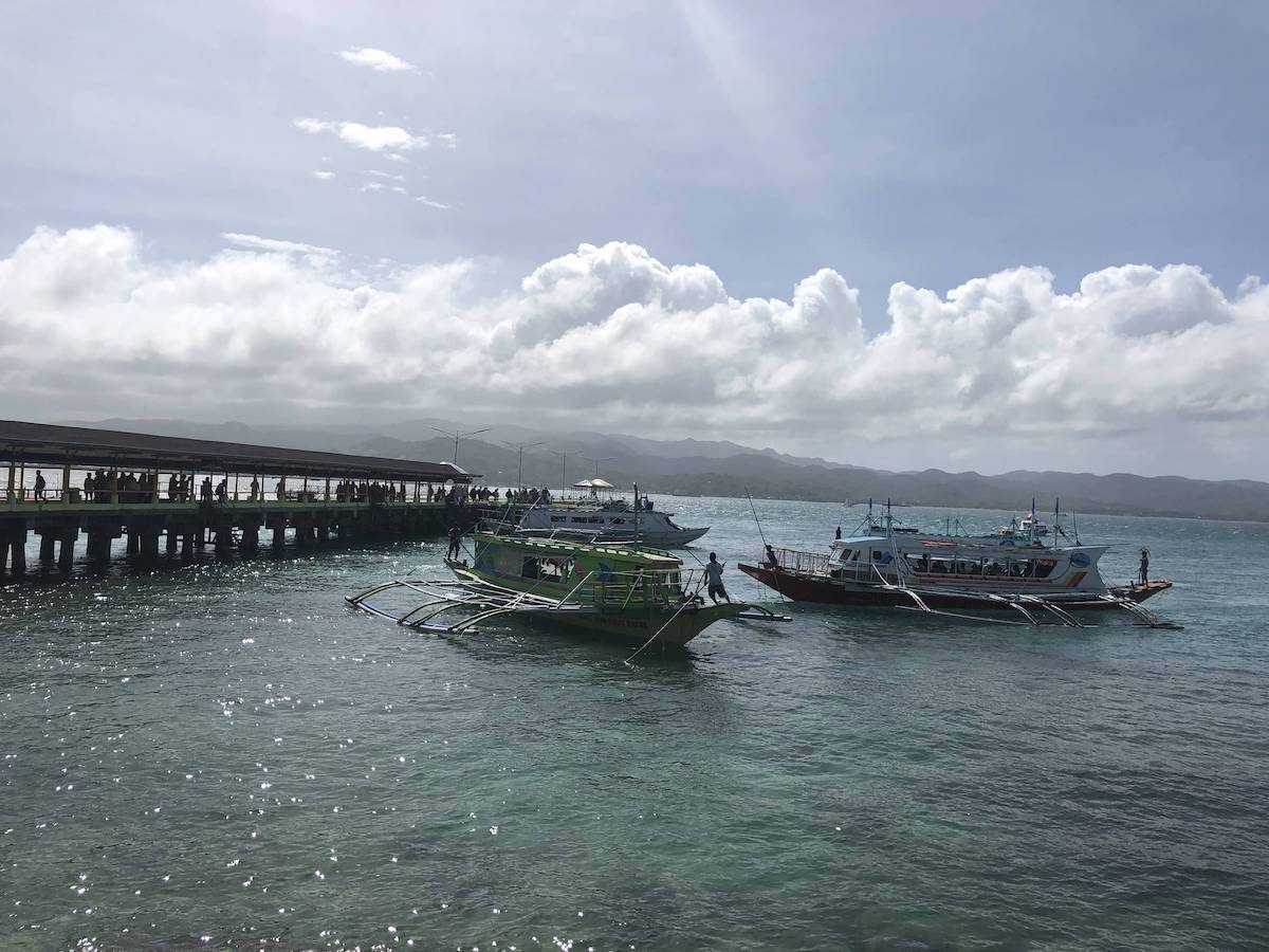 前面是我们要坐的船，今天就要离开长滩岛了