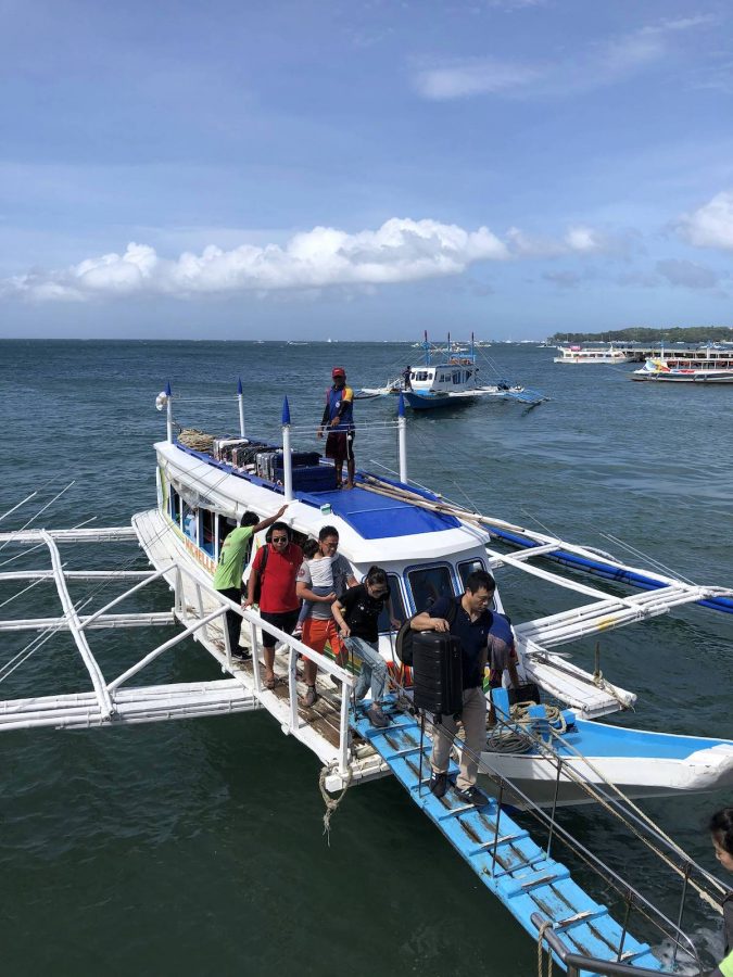 大概15分钟左右，船上岸了，我们准备转坐大巴