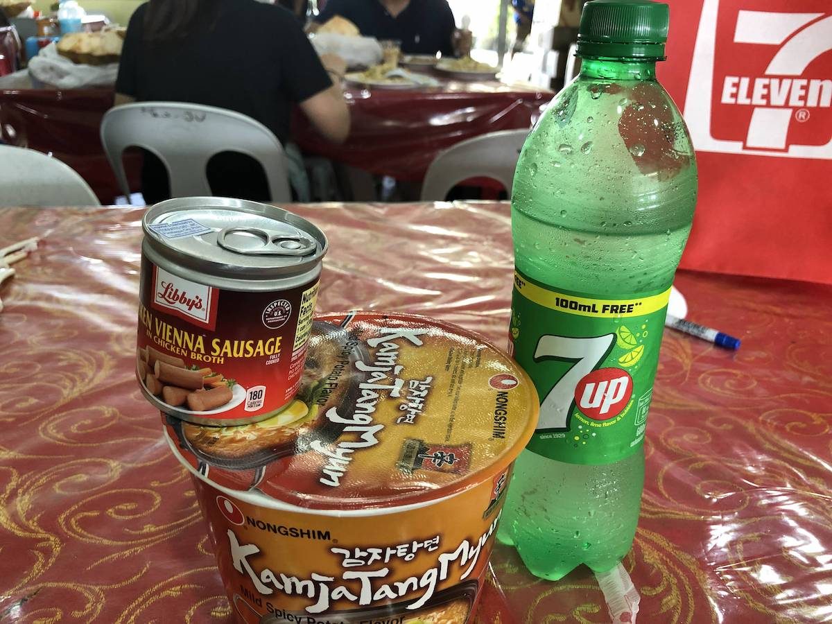 12:55分，我们到达机场，导游组织我们先吃饭，不过要自理，担心吃不习惯这里的饭菜，去7/11买了桶泡面，图中的肠千万不要买面粉做的不好吃。