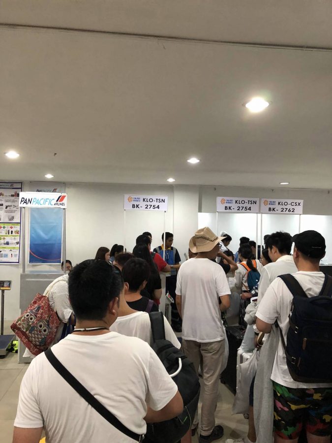 这里的安检和行李托运很简陋手动托运，机票和位置都是提前打好的