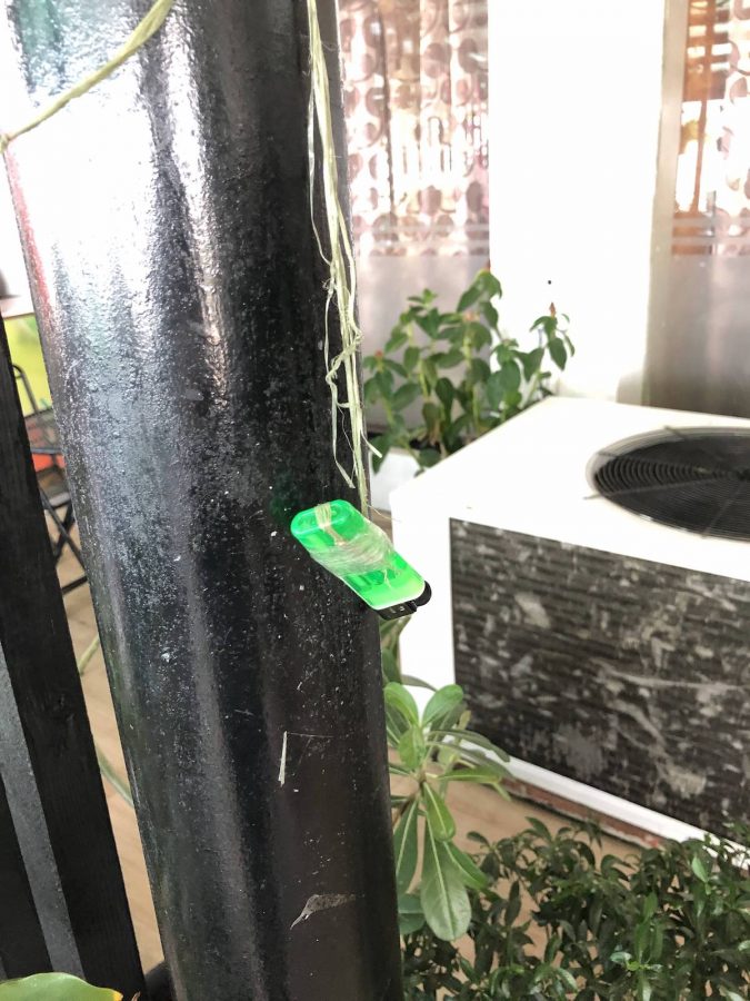 机场二楼可以吸烟的地方，用这个打火机