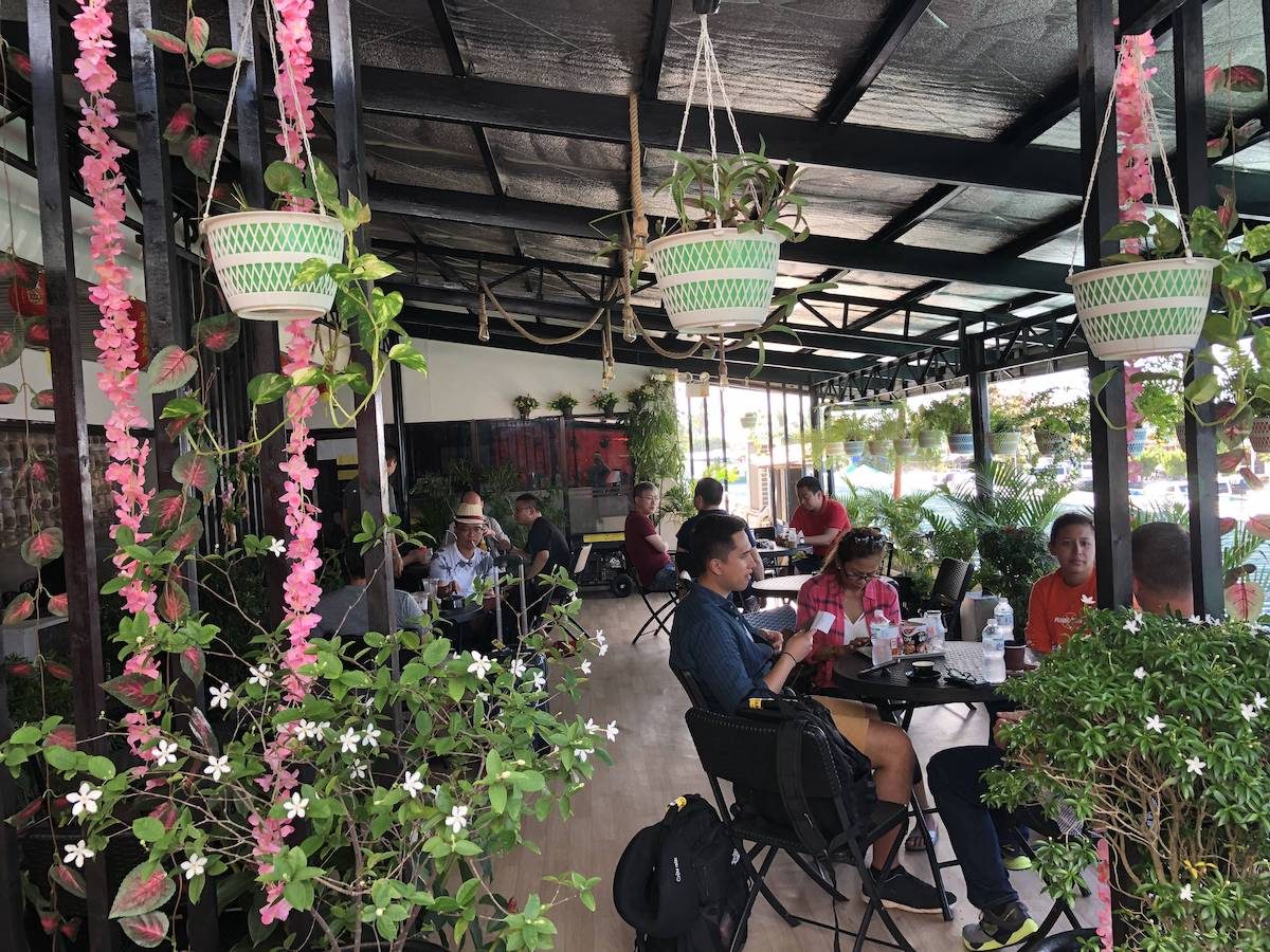 二楼整体的风景，其实白天还是很热的，还是楼下候机室凉快