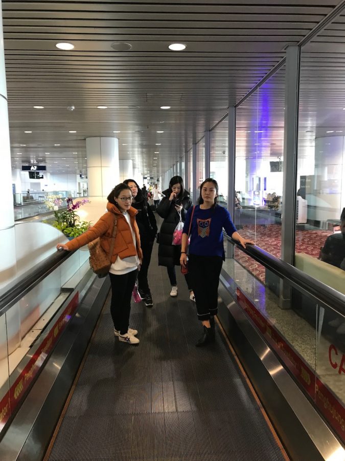 在A区去往登机口的途中,折腾了一晚上,大家都有些疲惫,状态不佳