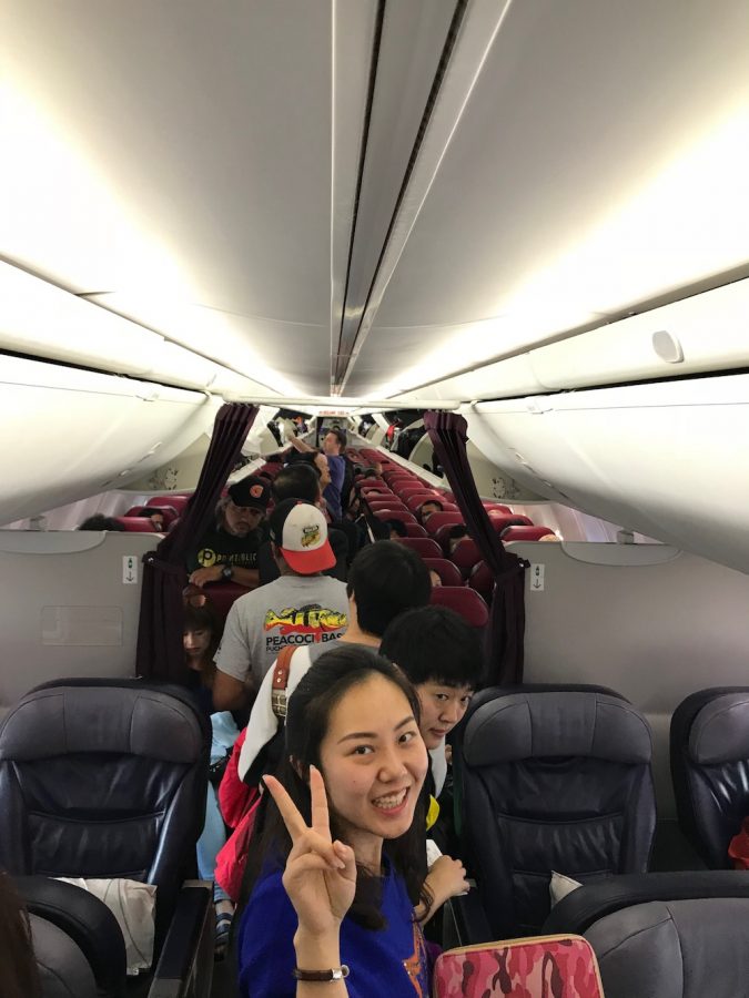 到了小飞机上,小公举很开心~~~