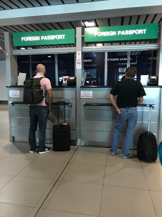 外国护照通道,注意上面写着foreign passport