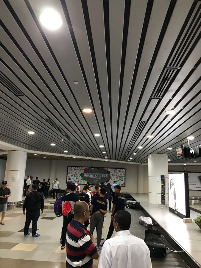 在沙巴机场等行李