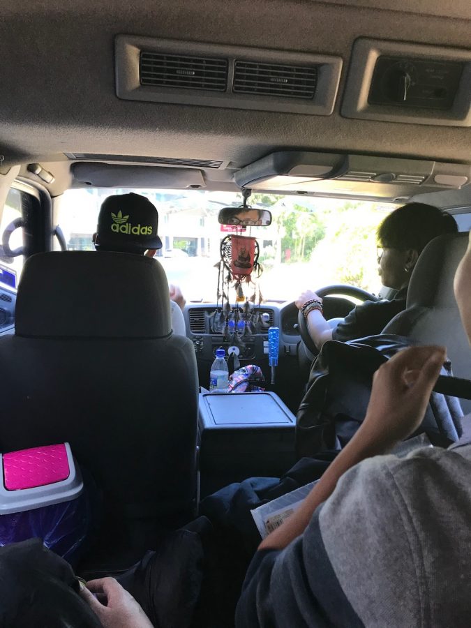 接我们去酒店的小巴