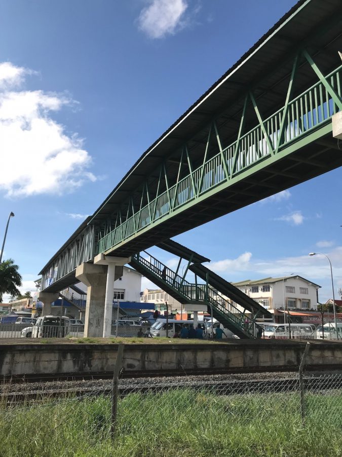 肯德基旁边的过街天桥