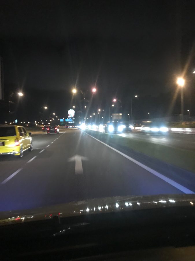 看右侧的车,我们都是左侧行驶