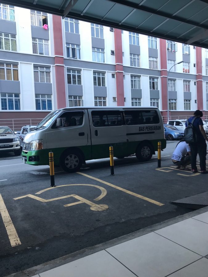 接我们的巴士