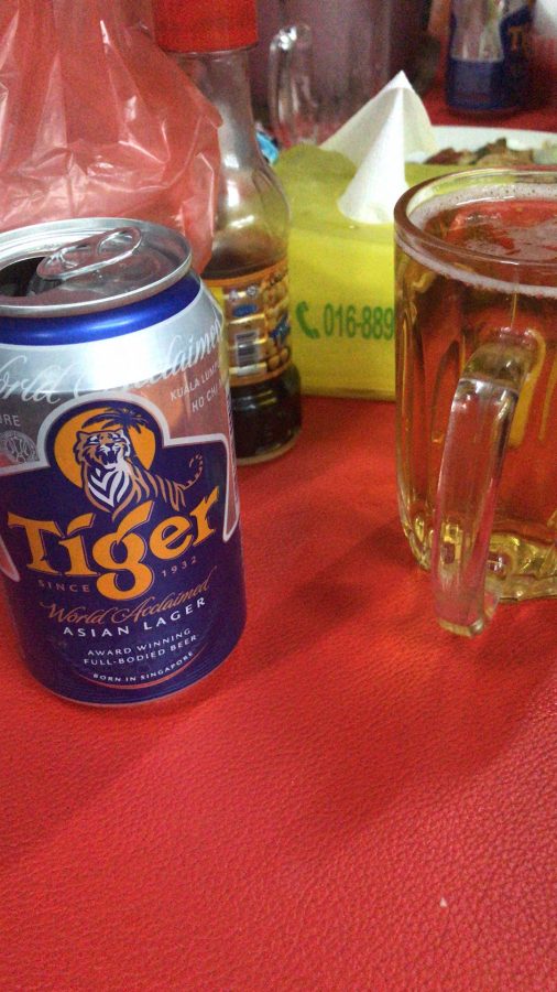 酒店后面的大排档,喝的是Tiger