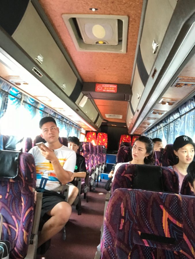 小聪换了个大巴士接我们,因为是偷拍,所以照的不好,让客官见笑了