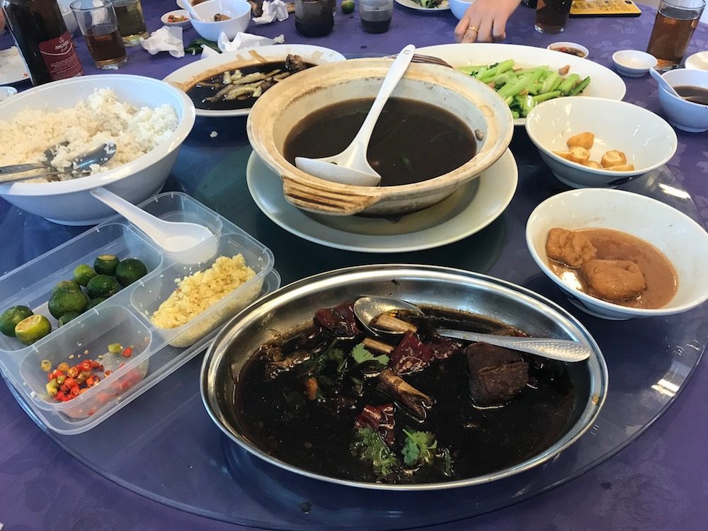 铝盘里面的汤就是肉骨茶