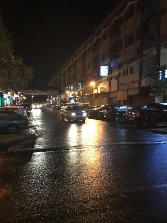 这里是酒吧一条街,晚上又下起了小雨